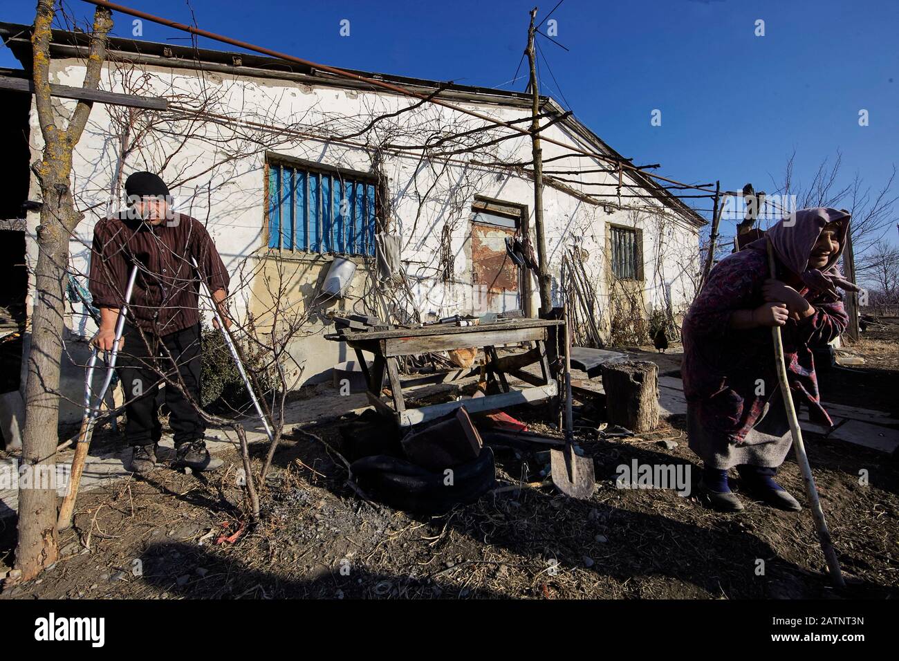 Georgien Gori 18-01-2015 Mutter der Armen übersteht den kalten Winter in einer der Republiken der ehemaligen Sowjetunion Foto: Jaco Klamer Stockfoto