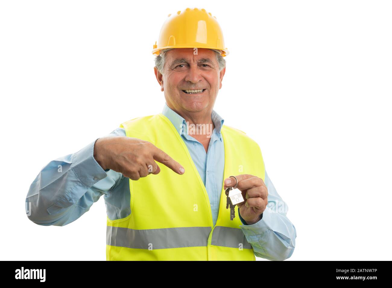 Alter männlicher Architekt zeigt Zeigefinger auf Haustasten isoliert auf weißem Studiohintergrund Stockfoto