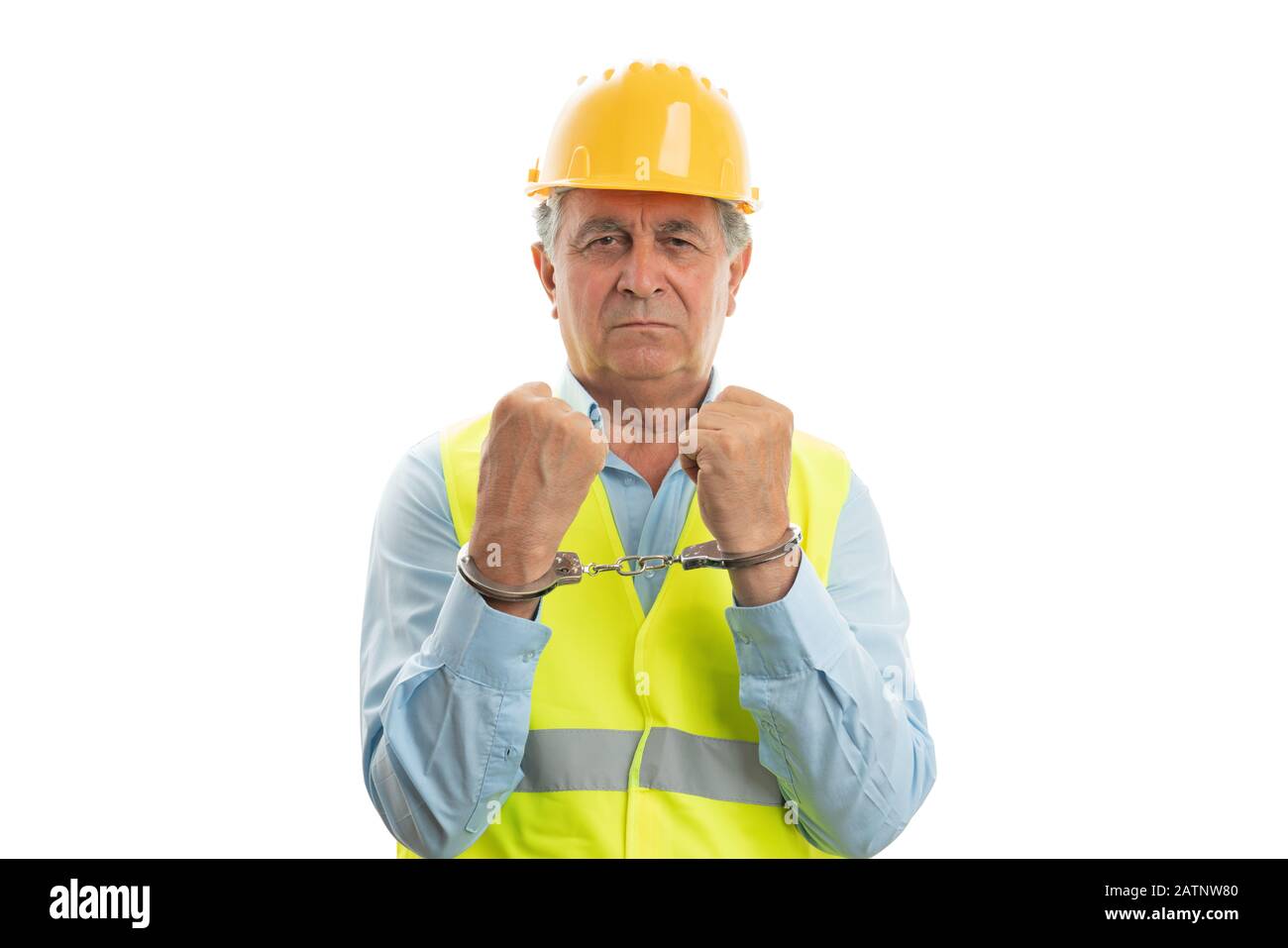 Alter Ingenieurmann, der Handschellen mit wütender Ausdrucksweise zeigt, als Arrestkonzept isoliert auf weißem Studiohintergrund Stockfoto
