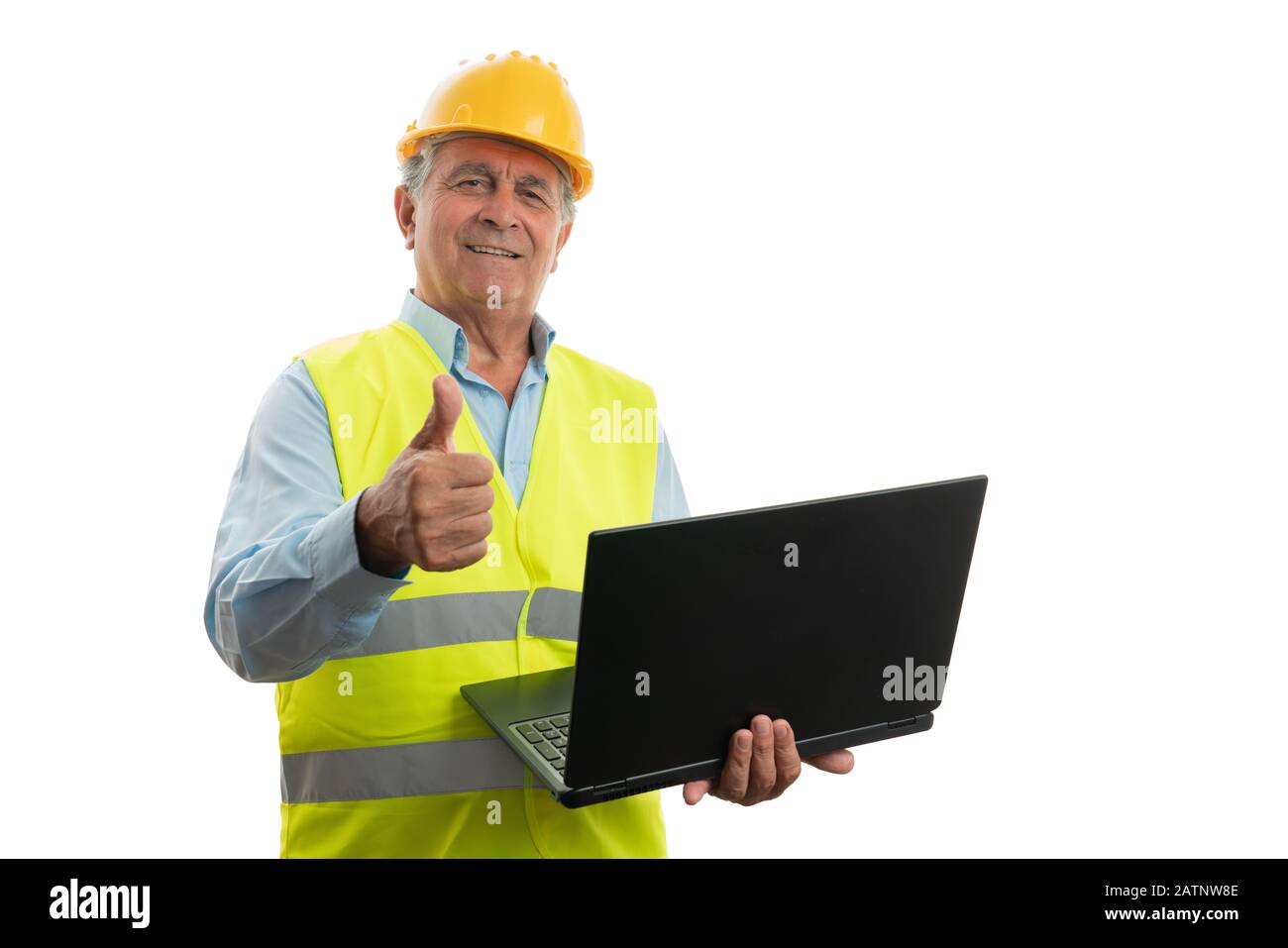 Der alte Architekt, der den Laptop hält und wie eine Geste mit Daumen nach oben macht, und der freundliche Ausdruck, der auf weißem Hintergrund isoliert ist Stockfoto