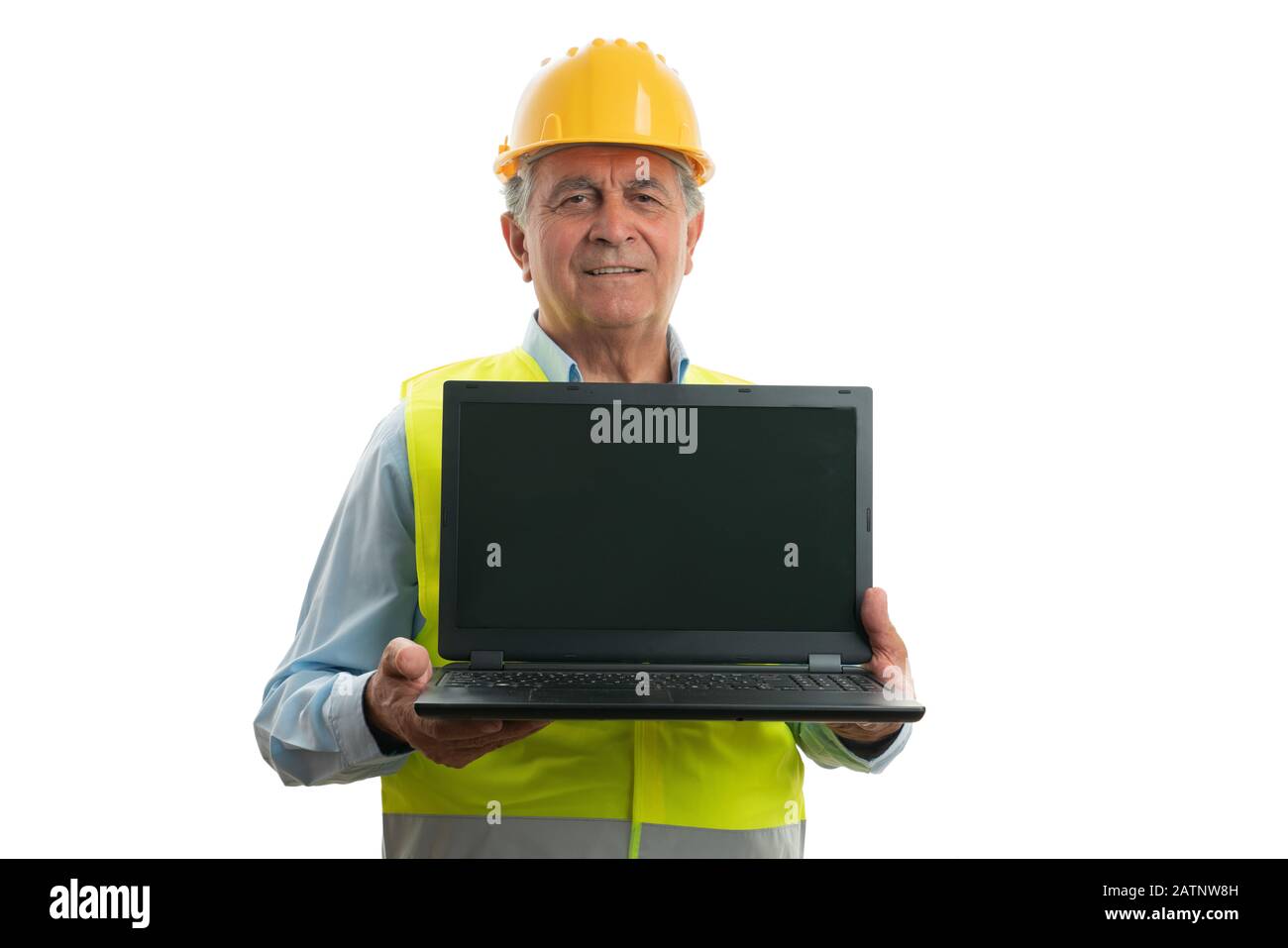 Der alte Techniker präsentiert den Laptop mit leerem Copyspace auf dem Bildschirm, isoliert auf weißem Hintergrund Stockfoto