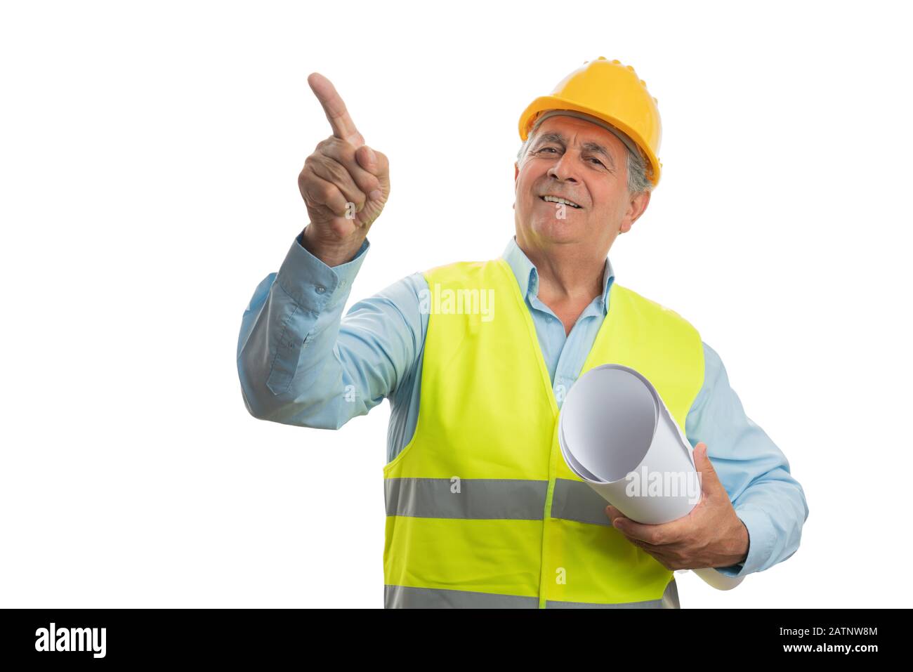 Glücklicher alter männlicher Architekt, der mit dem Zeigefinger auf den leeren Copyspace zeigt, wobei die Papiere auf weißem Hintergrund isoliert sind Stockfoto