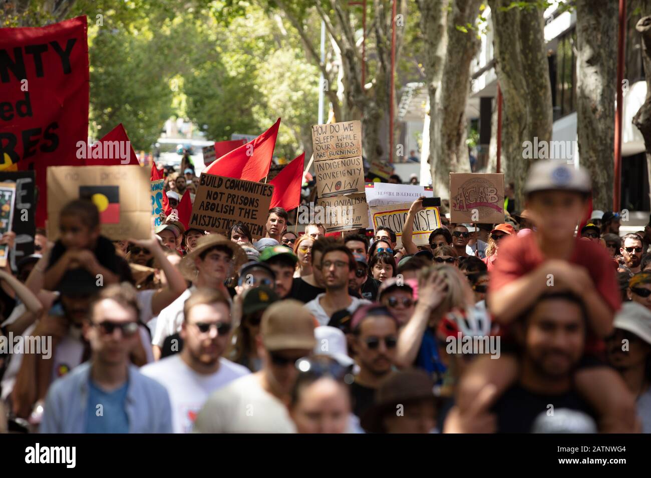 Perth, Australien. Januar 2020. Invasionstag protestiert auf der Bühne und in den Straßen des Zentrums von Perth und erinnert an die Ungerechtigkeiten, die den Aboriginals in der Vergangenheit und Gegenwart zuteil wurden. Demonstranten aus allen Schichten des Lebens forderten, den nationalen Australia Day und seine Feierlichkeiten zu verschrotten und durch Den Invasionstag zu ersetzen und die Rechte der Aborigines anzuerkennen. Kredit: Joe Kuis / Alamy News Stockfoto