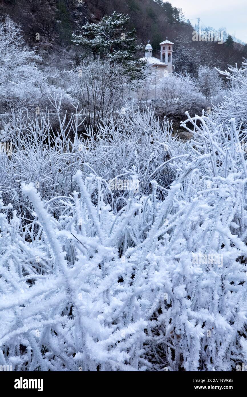 Frostiger Tag in der Kirche von Sant'Antonio. Trambileno, Provinz Trient, Trentino Alto-Adige, Italien, Europa. Stockfoto