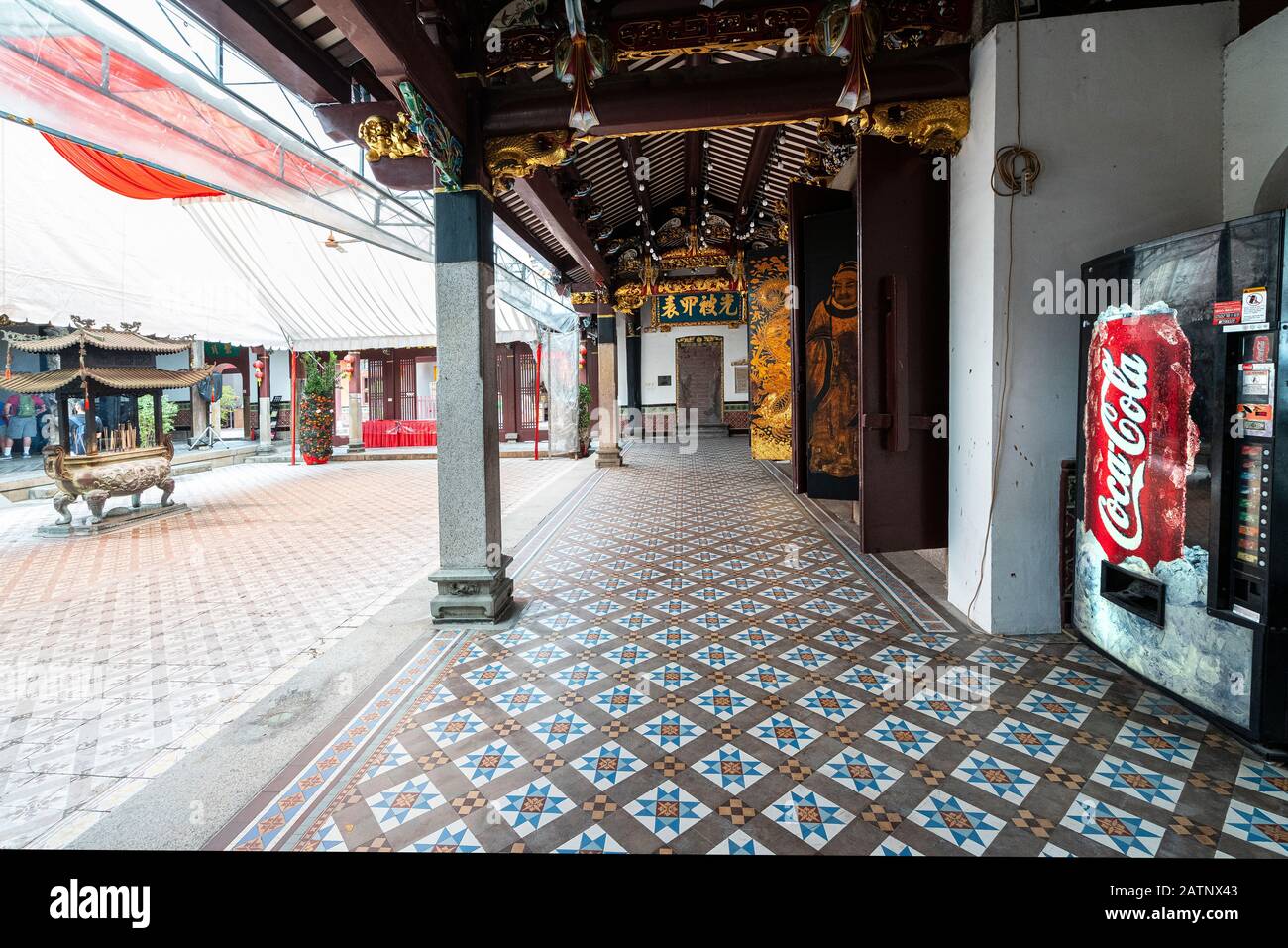 Singapur. Januar 2020. Der Automat von Coca Cola im Innenhof des Thia Hock Keng Tempels Stockfoto