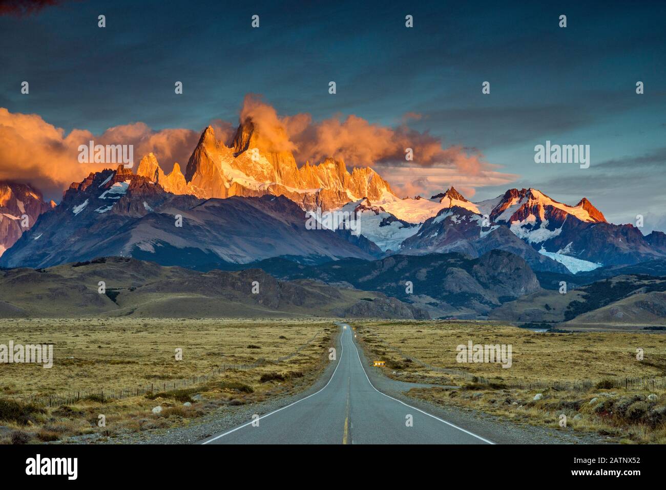 Cerro Fitz Roy Range bei Sonnenaufgang, Anden Mountains, Los Glaciares National Park, Blick von der Straße nach El Calten, Patagonien, Argentinien Stockfoto