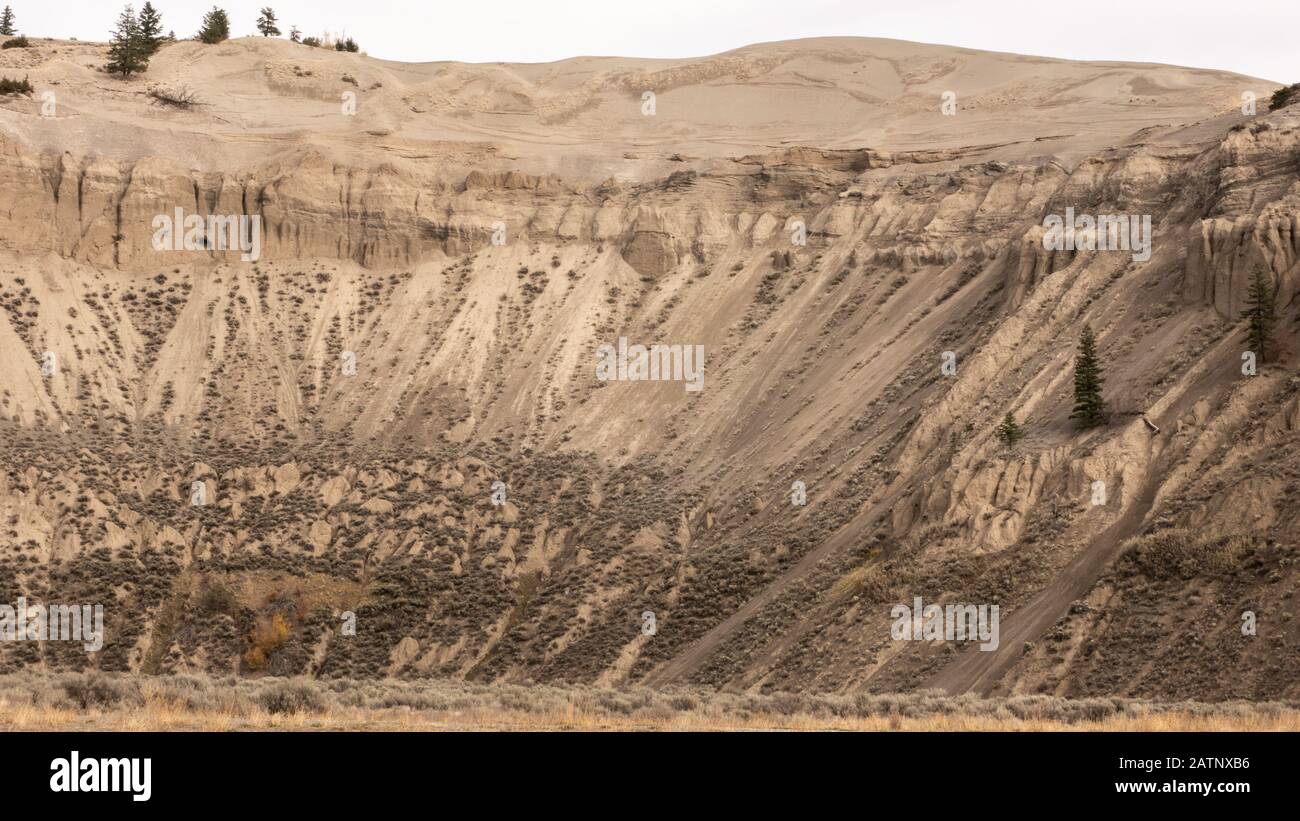 Die größte natürliche Sanddüne von BC zusammen mit ikonischen Hoodoos und Sagebürsten am Farwell Canyon, BC, Kanada. Stockfoto