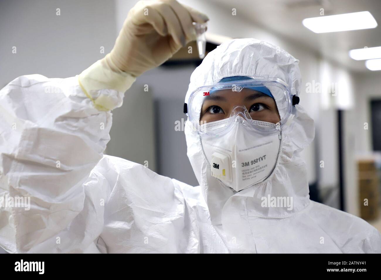 Ein chinesischer medizinischer Mitarbeiter, der Schutzkleidung zur Vorbeugung des neuen Coronavirus und der Pneumonie trägt, überprüft Proben bei den Armed Police Forces Hos Stockfoto