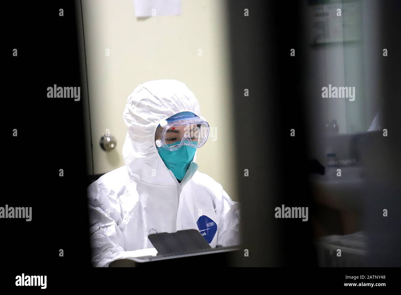 Eine chinesische Krankenschwester, die Schutzkleidung zur Vorbeugung des neuen Coronavirus und der Pneumonie trägt, arbeitet im Armed Police Forces Hospital in Leshan Ci Stockfoto