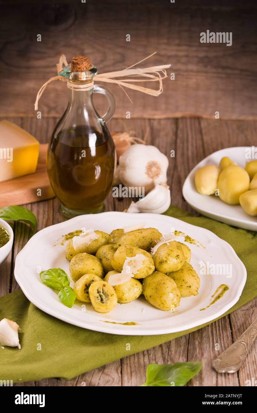 Kartoffelgnocchi gefüllt mit Pesto-Sauce Stockfotografie - Alamy