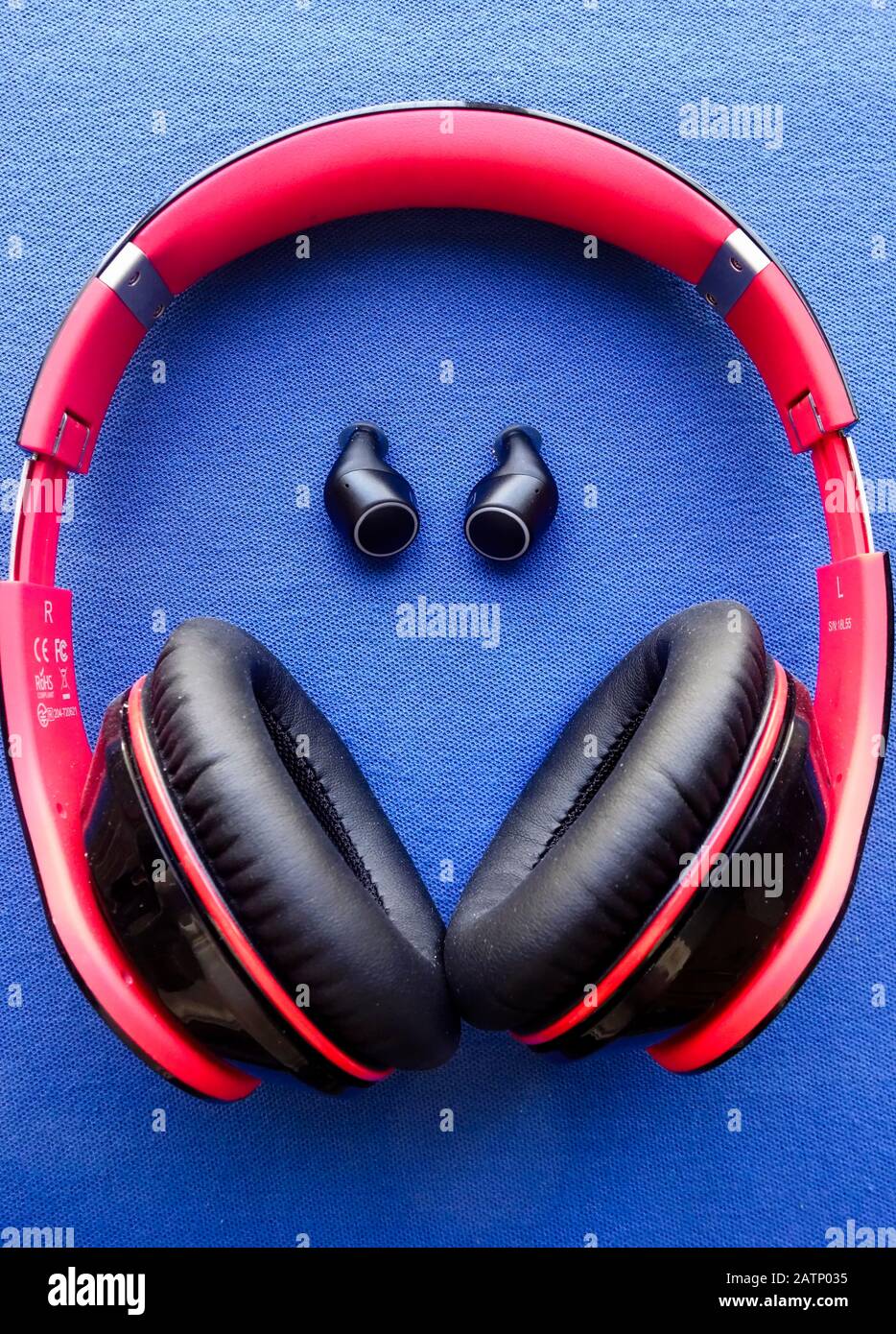 Drahtlose Bluetooth-Kopfhörer und -Ohrhörer Stockfoto