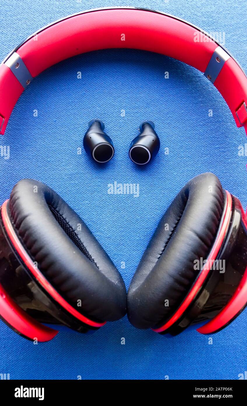 Drahtlose Bluetooth-Kopfhörer und -Ohrhörer Stockfoto
