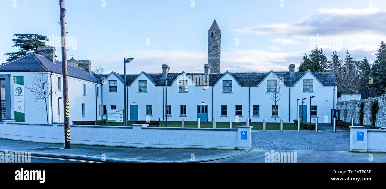 Das Round Tower Heritage Centre in Clondalkin, Dublin, mit dem 1000 Jahre alten runden Turm im Hintergrund. Stockfoto