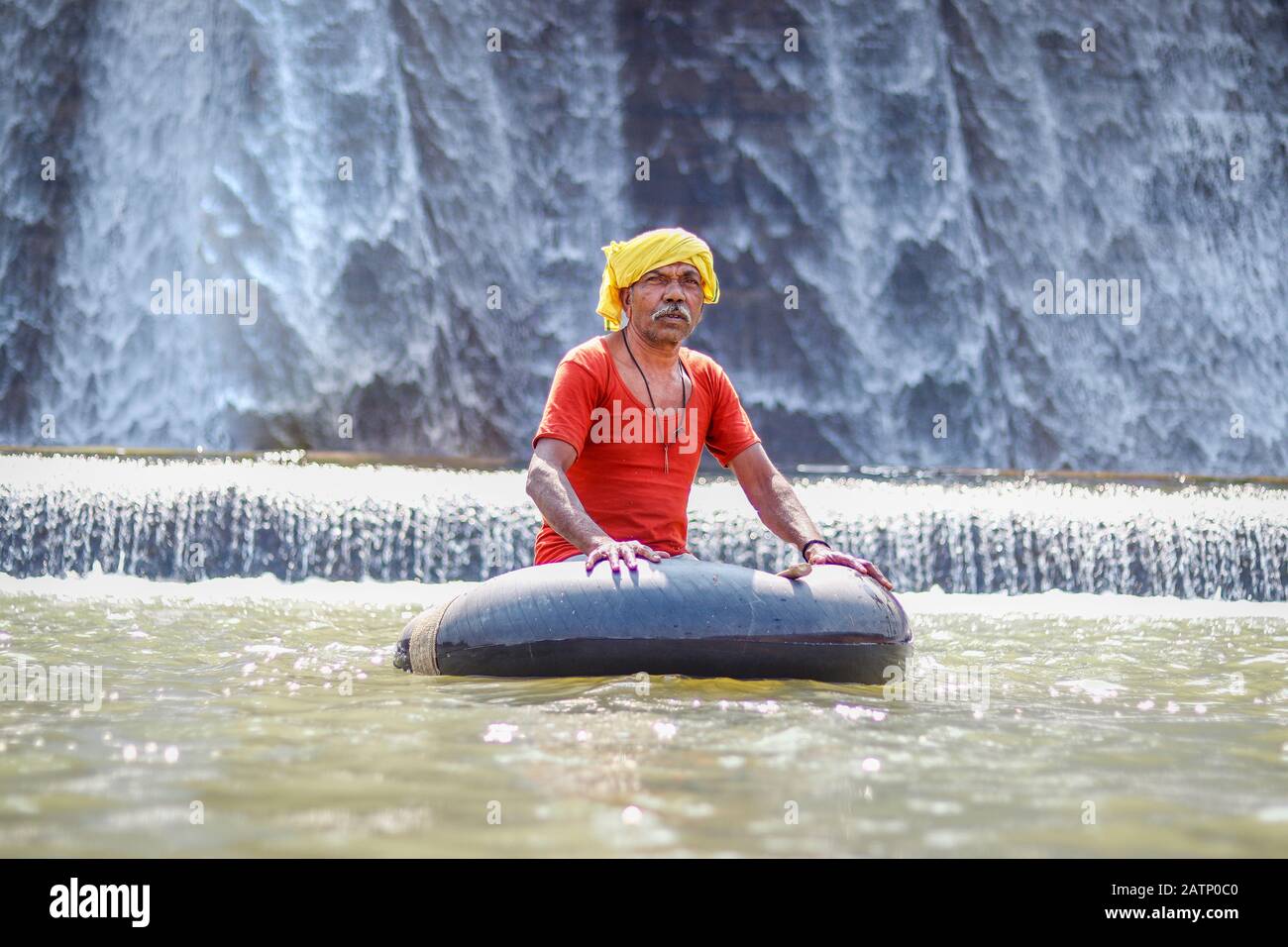 Halon Dam India Feb. 02. 2020: Fischer aus dem ländlichen Raum sitzen gerne in der Reifenröhre im Halon-Staudamm. Stockfoto