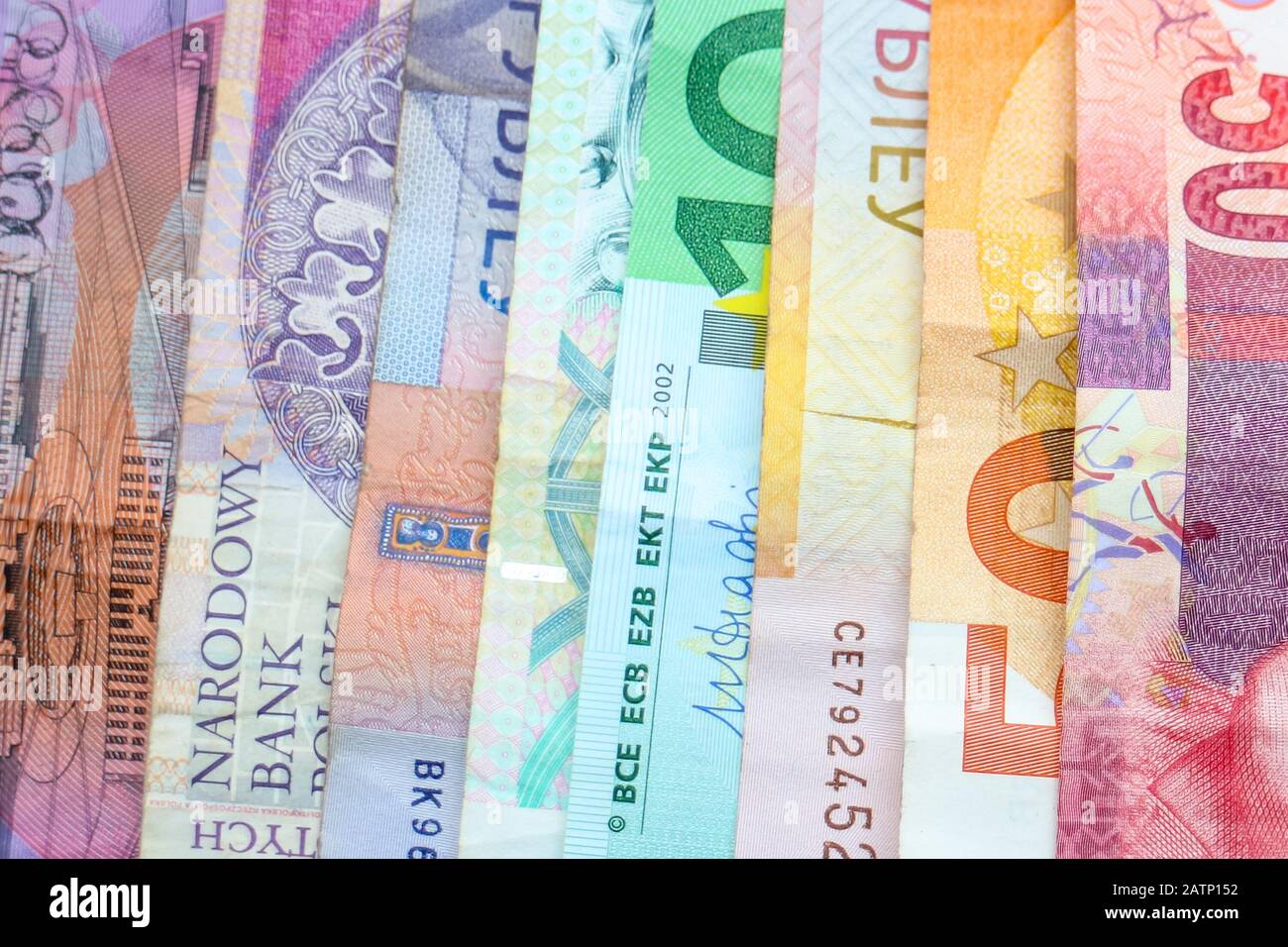 Ein Regenbogen von Banknoten verschiedener Weltwährungen, darunter Euro-Banknoten, australische Dollar, israelische Schekel, südafrikanische Rand und polnische Złoty. Stockfoto