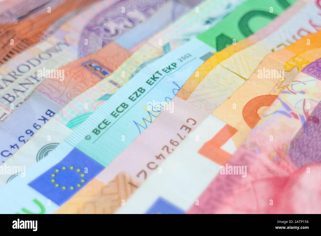 Ein Regenbogen von Banknoten verschiedener Weltwährungen, darunter Euro-Banknoten, australische Dollar, israelische Schekel, südafrikanische Rand und polnische Złoty. Stockfoto