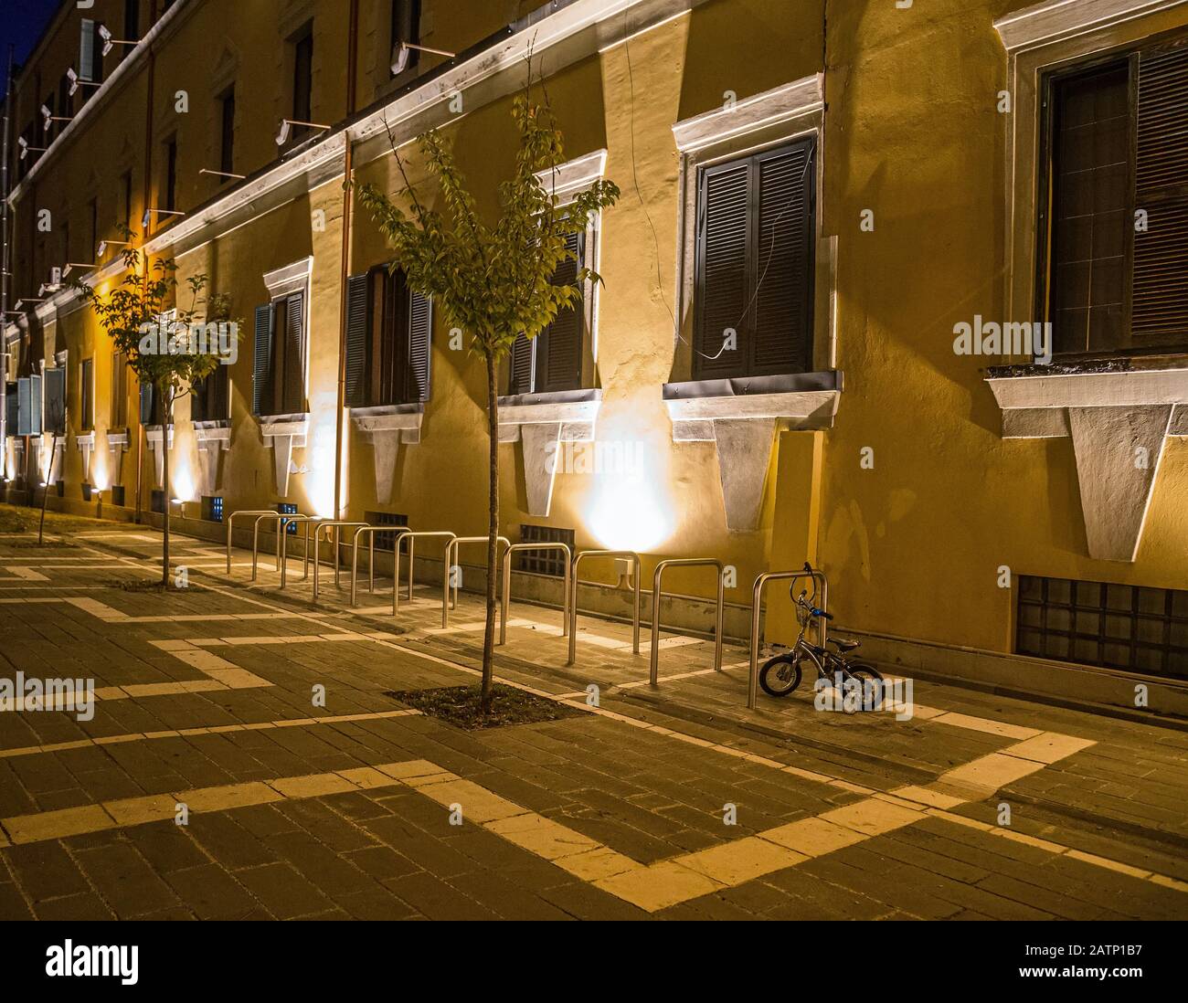 Einsames Kinderfahrrad auf dem Fahrradparkplatz in der Nacht.Tirana, Albanien Stockfoto