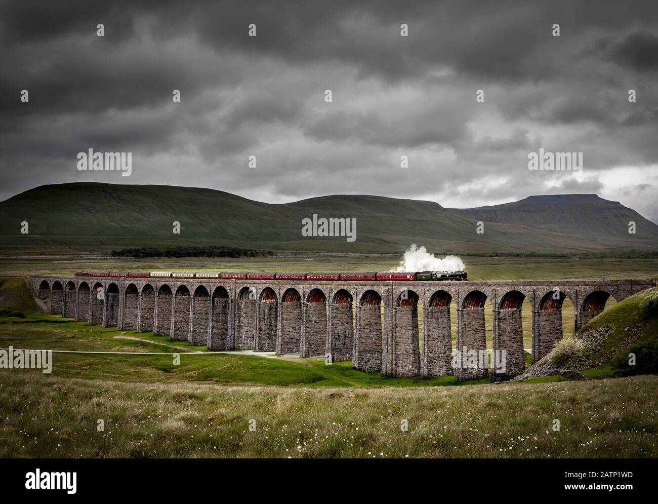 Blick auf 35018 Britisch Indien Linie Ribblehead Viadukt & Ingleborough. Stockfoto