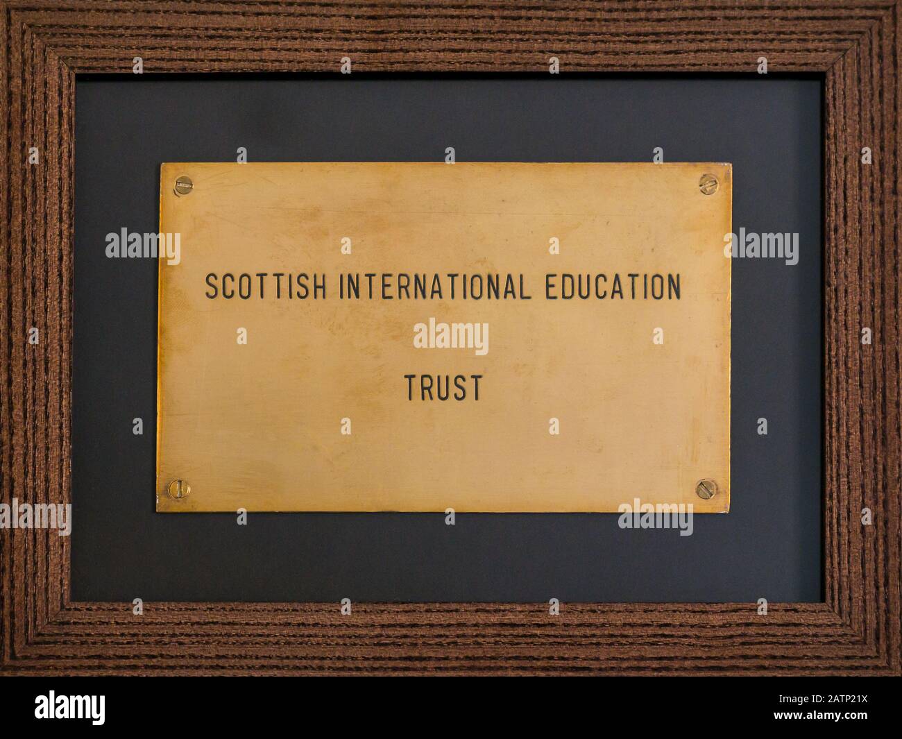 Gerahmte Türplatte aus Messing des Scottish International Education Trust (SIET, gegründet von Sean Connery & Jackie Stewart) Office, Edinburgh, Schottland, Großbritannien Stockfoto