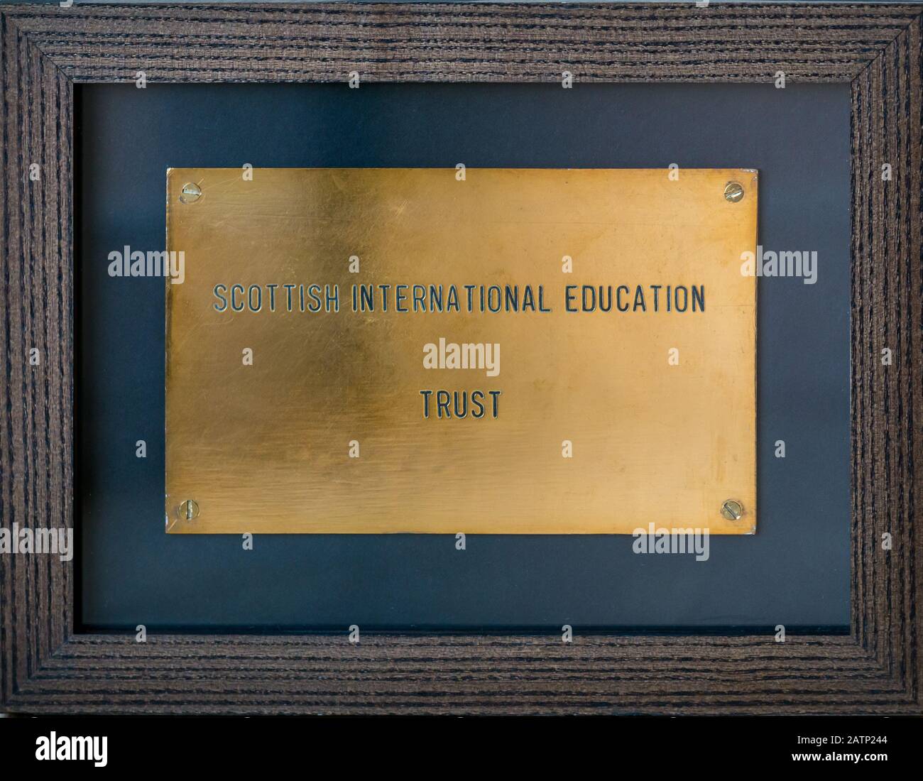 Gerahmte Türplatte aus Messing des Scottish International Education Trust (SIET, gegründet von Sean Connery & Jackie Stewart) Office, Edinburgh, Schottland, Großbritannien Stockfoto
