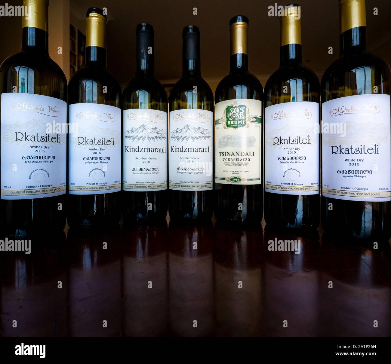 Anzeige leerer georgischer Weinflaschen und Weinetiketten: Rkatsiteli-Bernstein & Weißweine, Kindzmarauli-Rot halbsüß Stockfoto