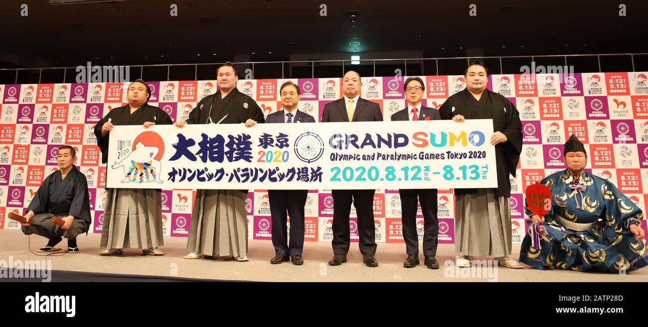 Tokyo, Sumo Großmeister Hakuho (3. L) und Kakuryu (2. R) nehmen an der Pressekonferenz in Tokio teilzunehmen. Februar 2020. Vizepräsident von Tokio 2020 Toshiaki Endo (4. L), Sumo Großmeister Hakuho (3. L) und Kakuryu (2. R) nehmen an der Pressekonferenz in Tokio, Japan am 4. Februar 2020 Teil. Der japanische Sumo-Verband kündigte am Dienstag an, im August im Rahmen des olympischen und paralympischen Kulturprogramms von Tokio 2020 ein zweitägiges Turnier abzuhalten. Credit: Wang Zijiang/Xinhua/Alamy Live News Stockfoto