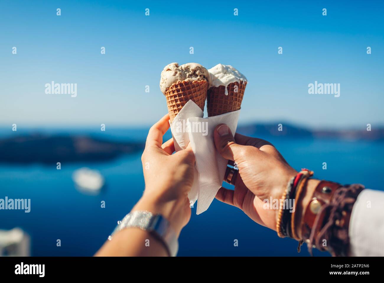 Eis in Kegeln. Ein Paar, das Eis isst und es auf dem Meeresgrund hält. Süße, leckere Sommerkost. Nahaufnahme Stockfoto