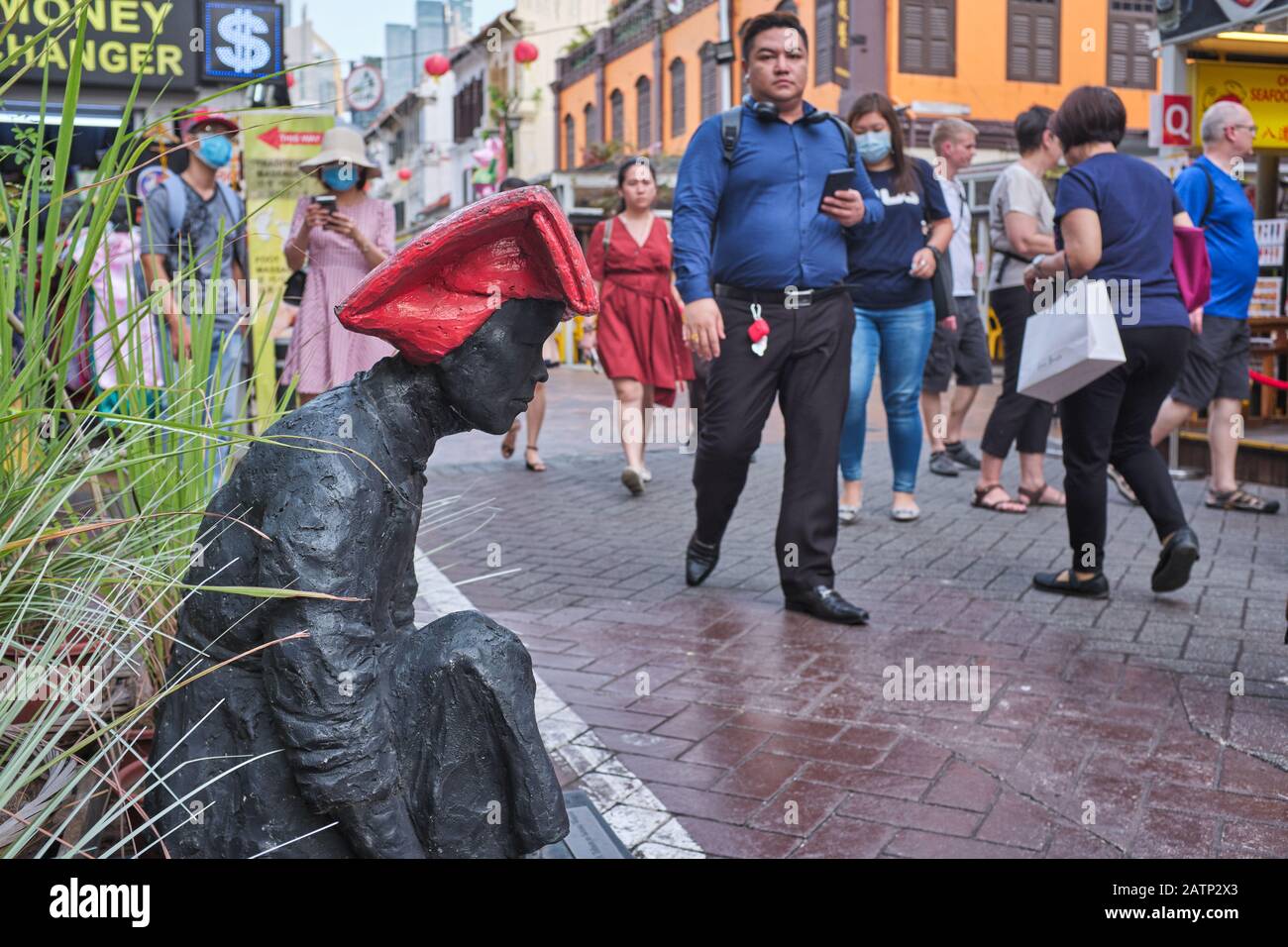 Statue einer Samsui-Frau, einer frühen chinesischen Einwanderin nach Malaya & Singapur, die als Arbeitskraft beschäftigt ist; im Chinatown Heritage Center, Singapur Stockfoto