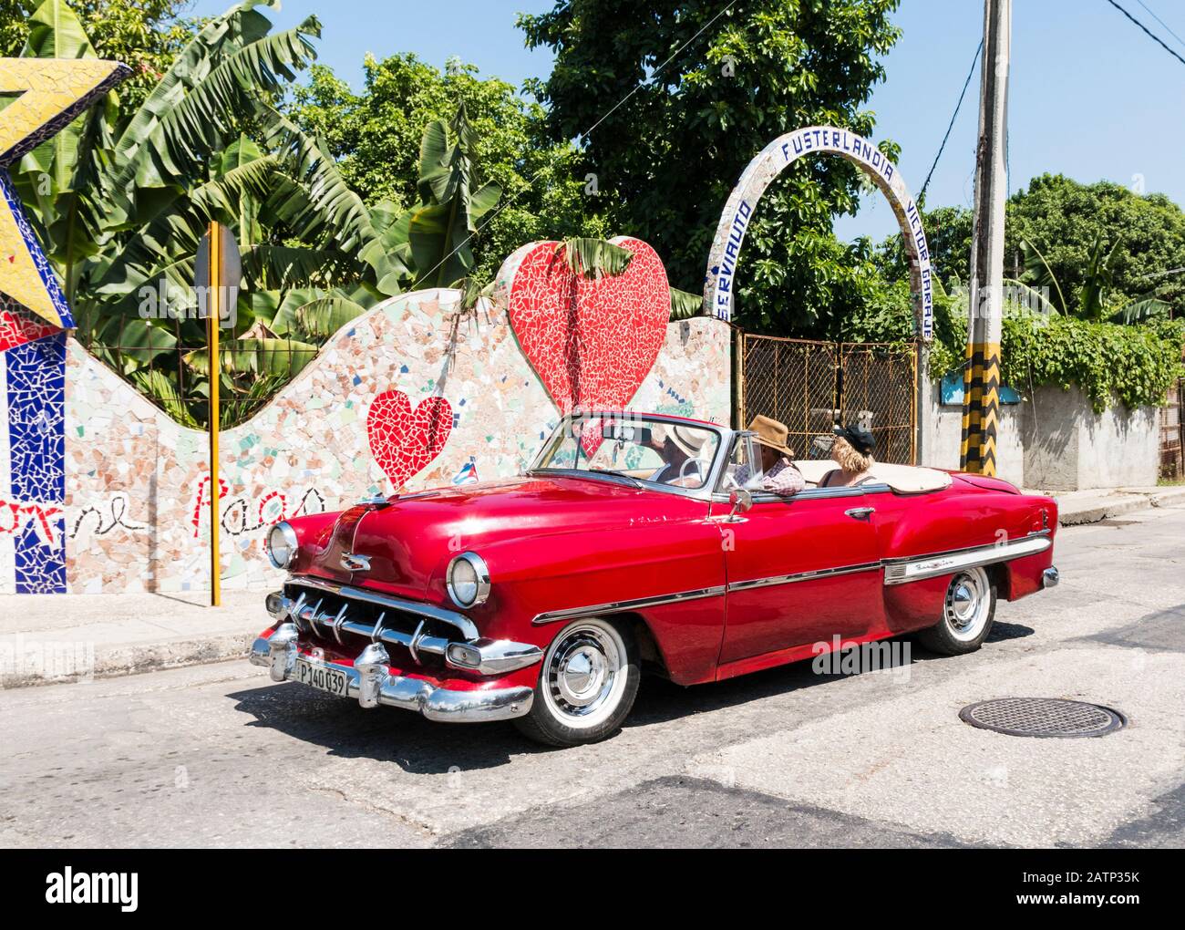 Jaimanitas, Kuba - 25. Juli 2018: Das konvertible Taxi der roten 1950er Jahre, das Touristen in die Kunststadt Fusterlandia vor Havanna Kuba fährt. Stockfoto