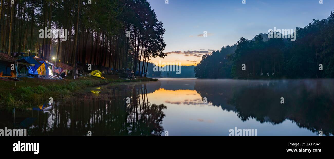 Pang Oung Roum Lake, Klare Wasserbesinnung und Bäume, nördlich von Thailand Stockfoto