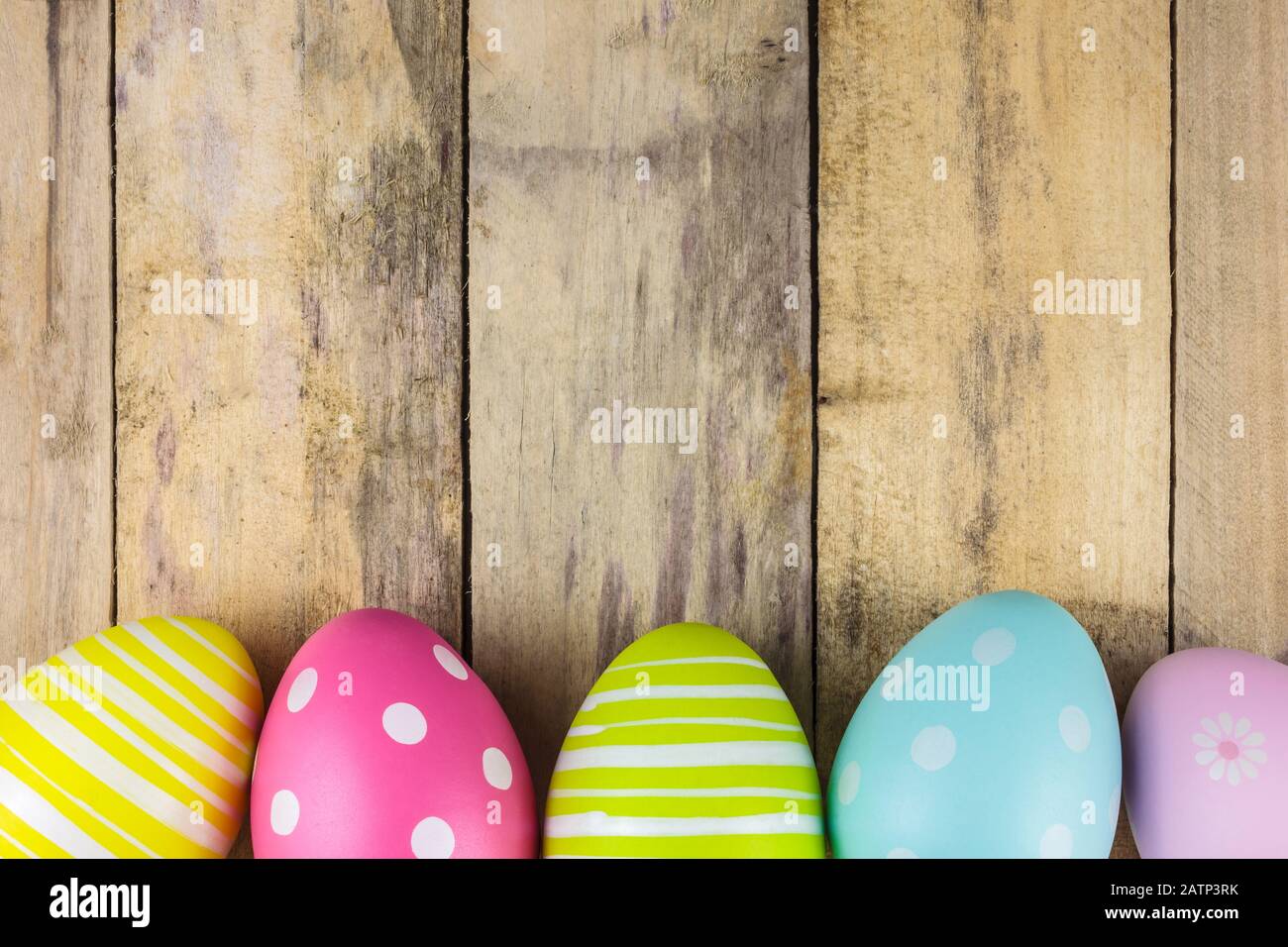 Gefärbte bunte ostereier auf einem alten Holzhintergrund Stockfoto