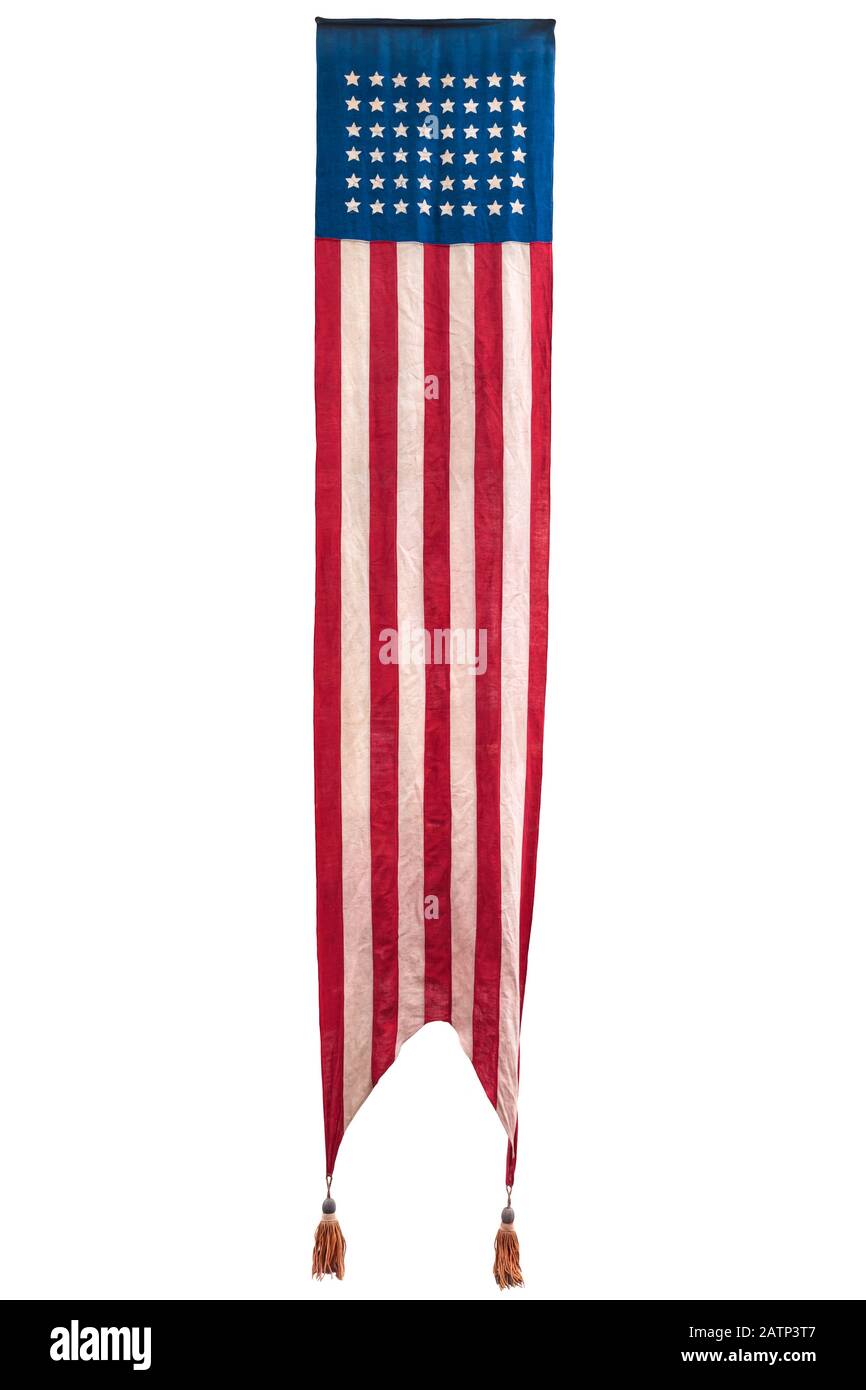 Extra lange offizielle Zeremonie der Vintage American Flag isoliert auf weißem Hintergrund Stockfoto