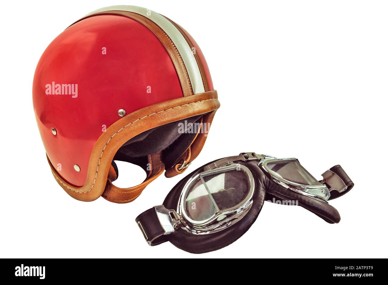 Retro-gestyltes Bild eines alten Motorhelms mit Schutzbrille auf weißem Hintergrund Stockfoto