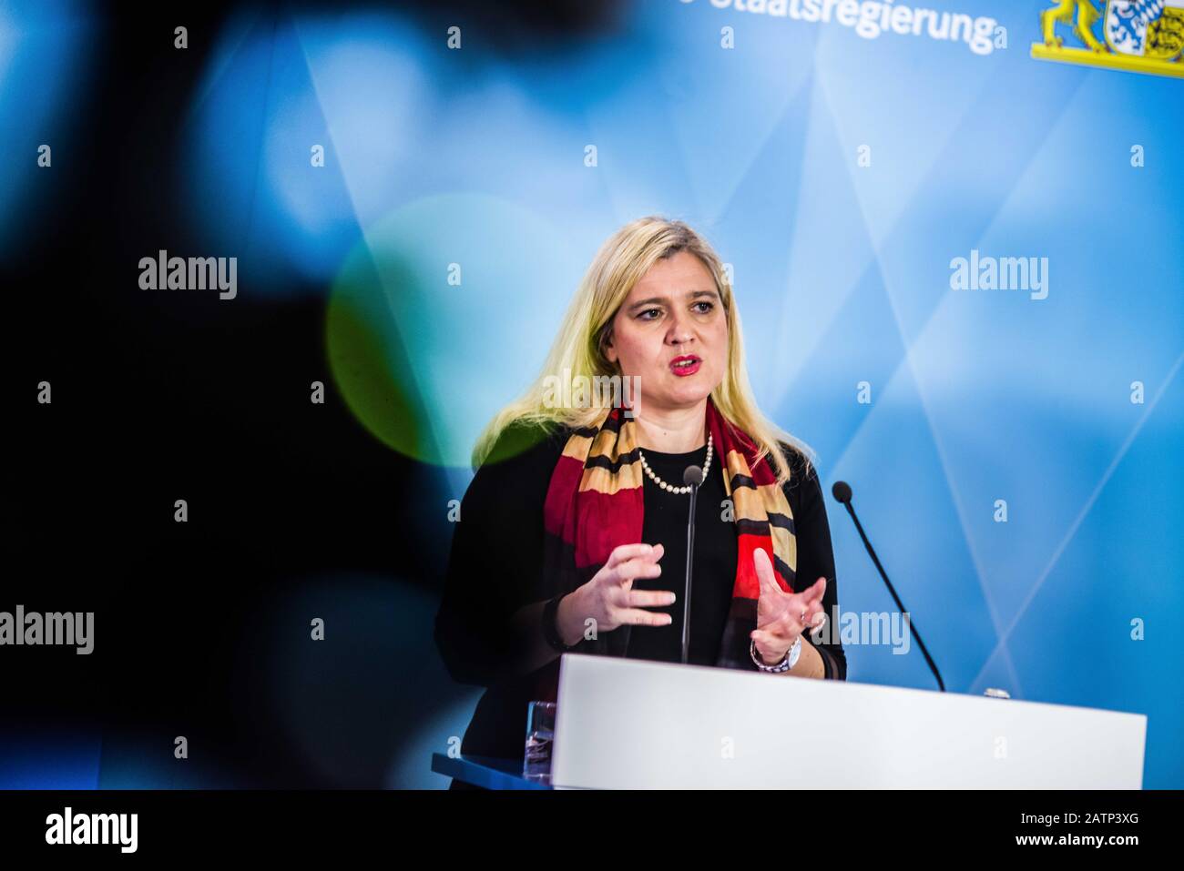 München, Bayern, Deutschland. Februar 2020. Melanie HUML, Ärztin und Ministerin des Bayerischen Landtags. Im Zusammenhang mit den mehr bestätigten Fällen des Corona-Virus in Deutschland hat das Bayerische Gesundheitsministerium (Bayerisches Staatsministerium für Gesundheit und Pflege) eine Pressekonferenz abgehalten, um die Ergebnisse zu diskutieren. Kredit: Zuma Press, Inc./Alamy Live News Stockfoto