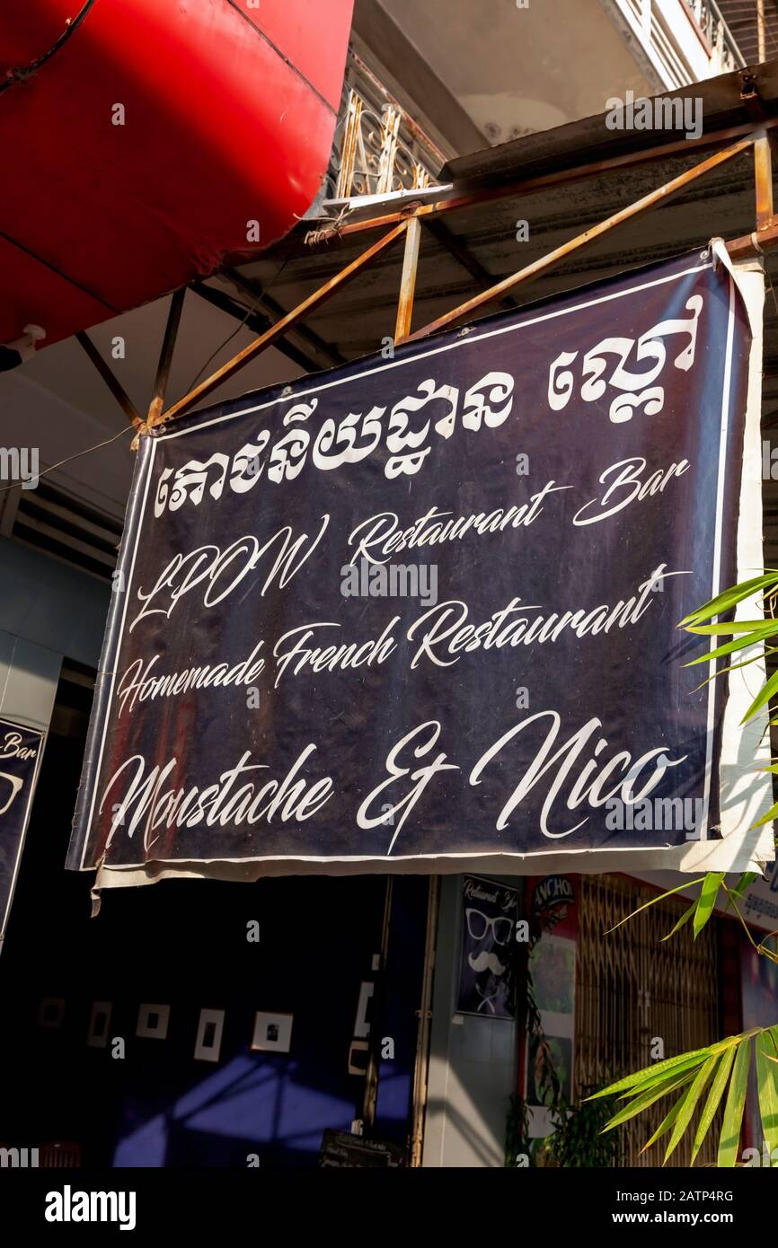 Ein Schild im Freien kennzeichnet die Lage eines Restaurants, das Einheimischen und Reisenden in Kampong Cham, Kambodscha, französische und andere westliche Speisen serviert. Stockfoto