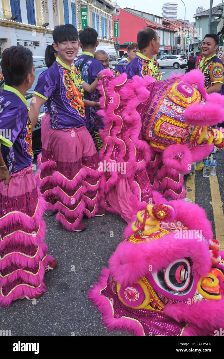 Eine chinesische Drachentanz-Truppe in Singapur, die sich auf einen Drachentanz vor einem Laden vorbereitet Stockfoto