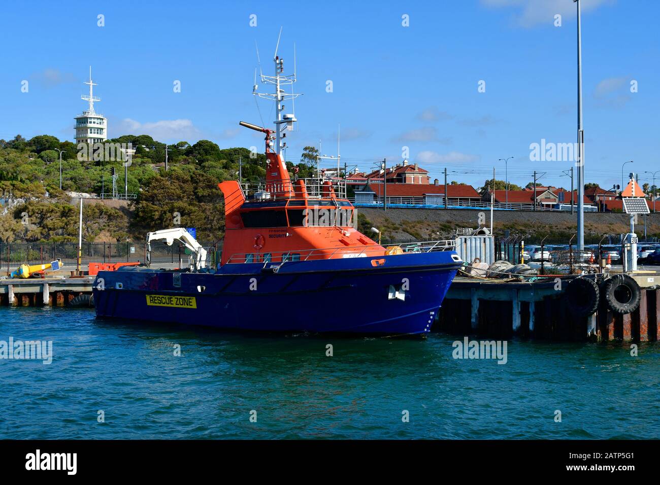 Perth, WA, Australien - 27. November 2017: Rettungsschiff auf Pier am Fremantle Harbour Stockfoto