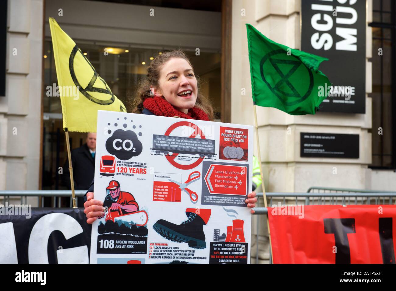 London, Großbritannien. Februar 2020. Die Proteste der HS2-Kampagne in London werden fortgesetzt. Dies war im November 2020 auf der Startveranstaltung für die bevorstehenden Klimakrisengespräche COP26 in Großbritannien. Der britische Premierminister Boris Johnson hielt eine Rede, die viel kritisiert wurde, weil sie eine unzureichende Antwort auf das Ausmaß der Krise sei und die fehlende Dringlichkeit mit seinem CO2-neutralen Datum bis 2050 zeige, als die überwiegende Mehrheit der Klimaforscher darauf beharrte, dass wir viel früher handeln müssten. Credit: Gareth Morris/Alamy Live News Stockfoto