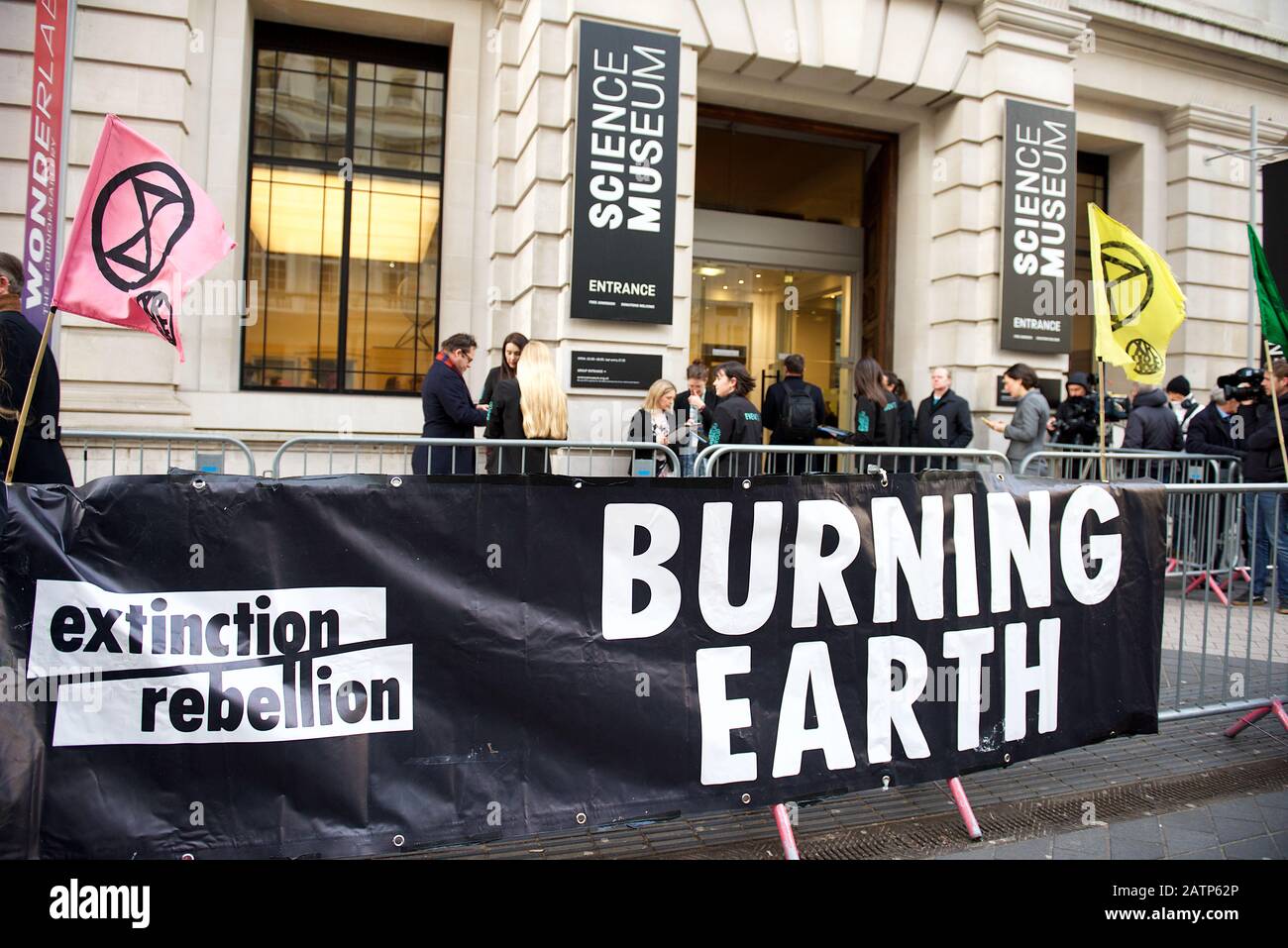London, Großbritannien. Februar 2020. Extinction Rebellion Die Proteste in London dauern an, dies war im November 2020 auf der Startveranstaltung für die bevorstehenden Klimakrisengespräche, COP26, in Großbritannien. Der britische Premierminister Boris Johnson hielt eine Rede, die viel kritisiert wurde, weil sie eine unzureichende Antwort auf das Ausmaß der Krise sei und die fehlende Dringlichkeit mit seinem CO2-neutralen Datum bis 2050 zeige, als die überwiegende Mehrheit der Klimaforscher darauf beharrte, dass wir viel früher handeln müssten. Credit: Gareth Morris/Alamy Live News Stockfoto