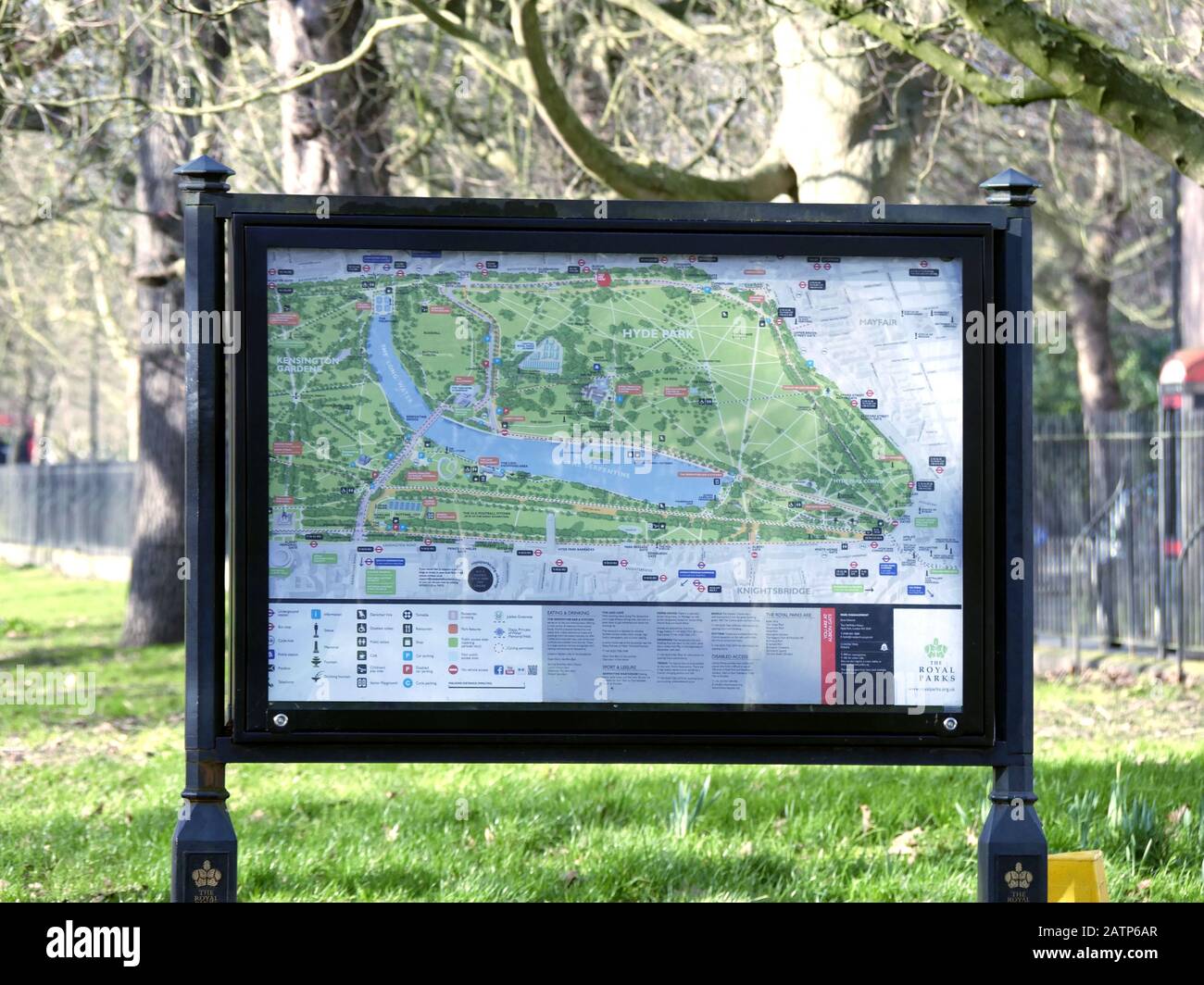 Karte von Hyde Park und Kensington Gardens am Marble Arch Eingang zum Park. Stockfoto