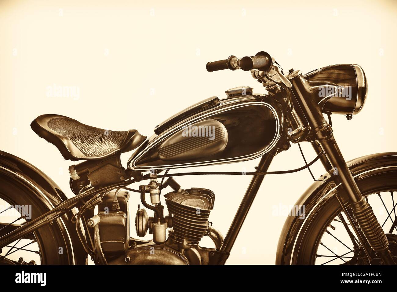 Sepia-gezungte Seitenansicht eines Oldtimer-Motorrads Stockfoto