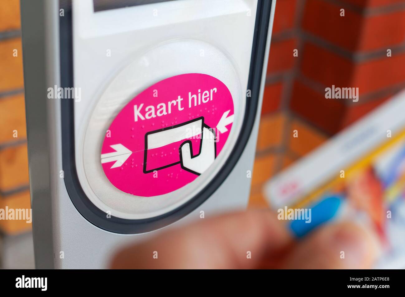 Automatischer Check-in in in einem niederländischen Bahnhof Stockfoto