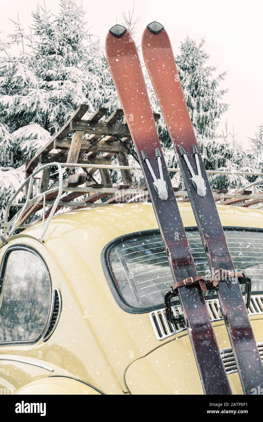 Oldtimer mit Oldtimer und Schlitten im Winter bei Schneefall Stockfoto