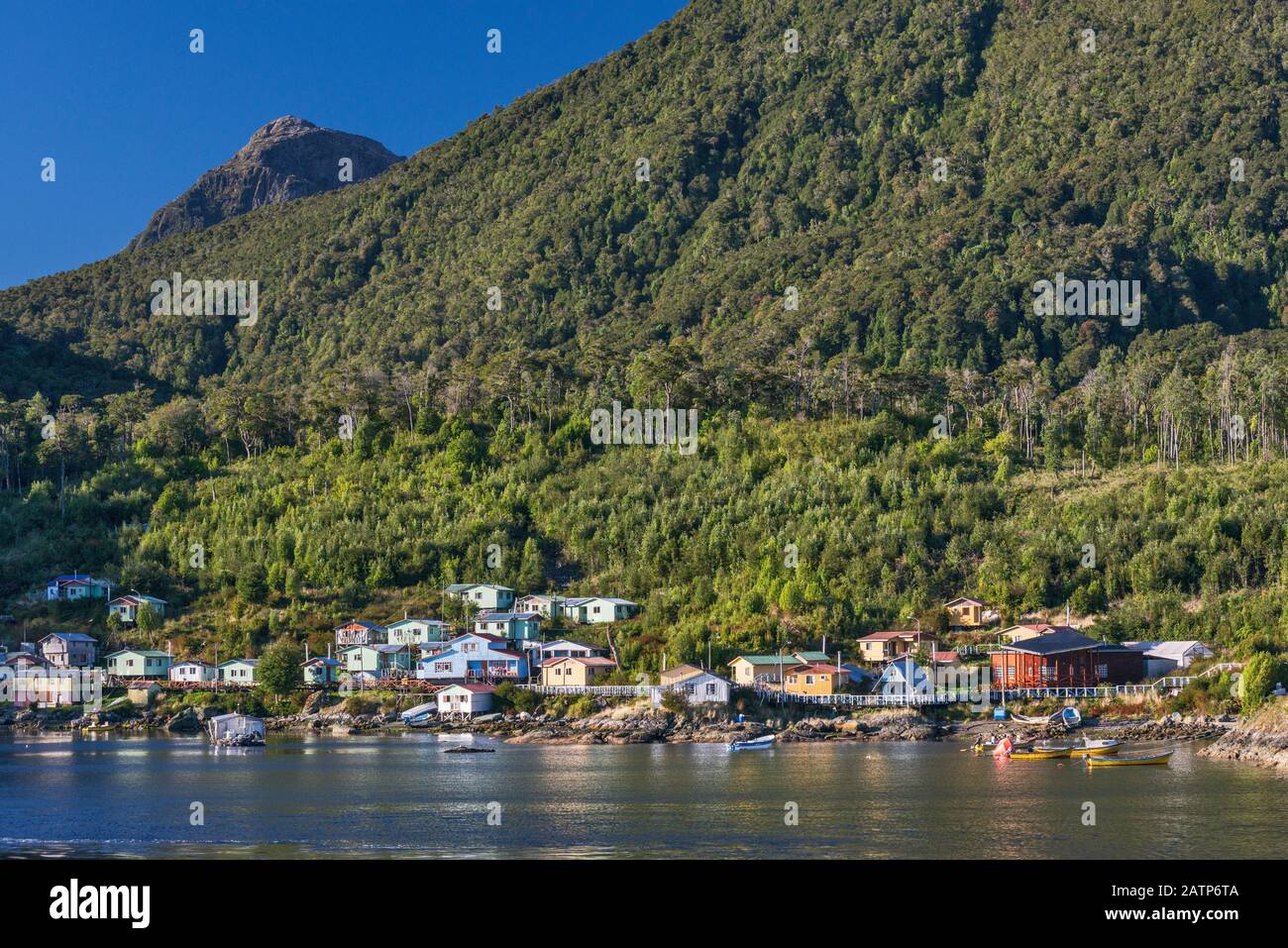 Dorf Puerto Gaviota über Canal Puyuhuapi, Valdivian gemäßigten Regenwald, auf der Isla Magdalena, Region Aysen, Patagonien, Chile Stockfoto