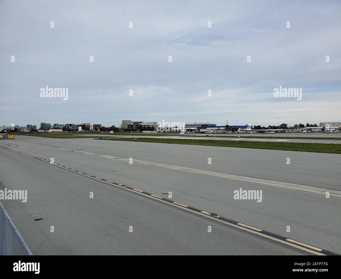 Start- und Landebahn am Flughafen San Carlos (SQL), einem städtischen Flughafen im Silicon Valley, San Carlos, Kalifornien, 19. Januar 2020. () Stockfoto