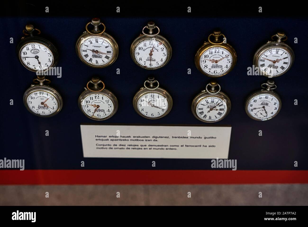 Ausstellung der Sammlung von Eisenbahnuhren von Renfe im gesamten 20. Jahrhundert im Eisenbahnmuseum Azpeitia, Guipuzcoa, Baskenland, Spanien Stockfoto