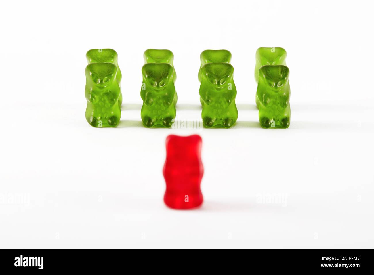 Gummibären-Bonbons, die als Militärtrupp entworfen wurden. Befehlshaber inspiziert die Truppen. Stockfoto