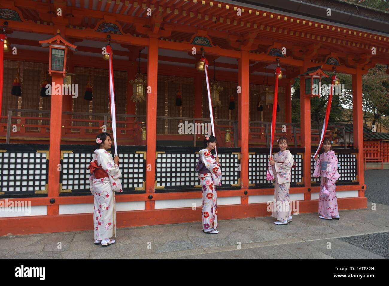 Japanische Frau in typischer Kleidung besucht Kofukuji-Tempel Stockfoto