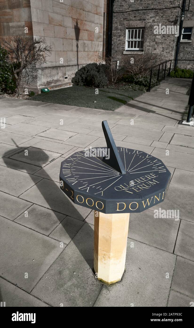 Die Sonnenuhr wurde im Jahr 2000 zum Gedenken an 200 Jahre seit der Gründung des Downing College, der Universität von Cambridge, England, errichtet. Stockfoto