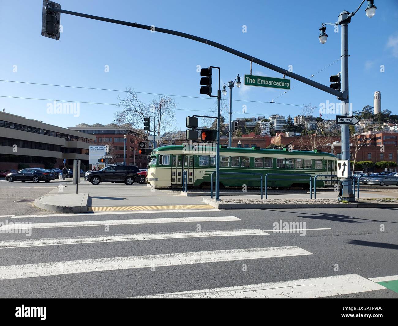 Ein restaurierter Straßenwagen der MUNI-Linie F Train fährt durch das Embarcadero-Viertel von San Francisco, Kalifornien, 26. Januar 2020. () Stockfoto